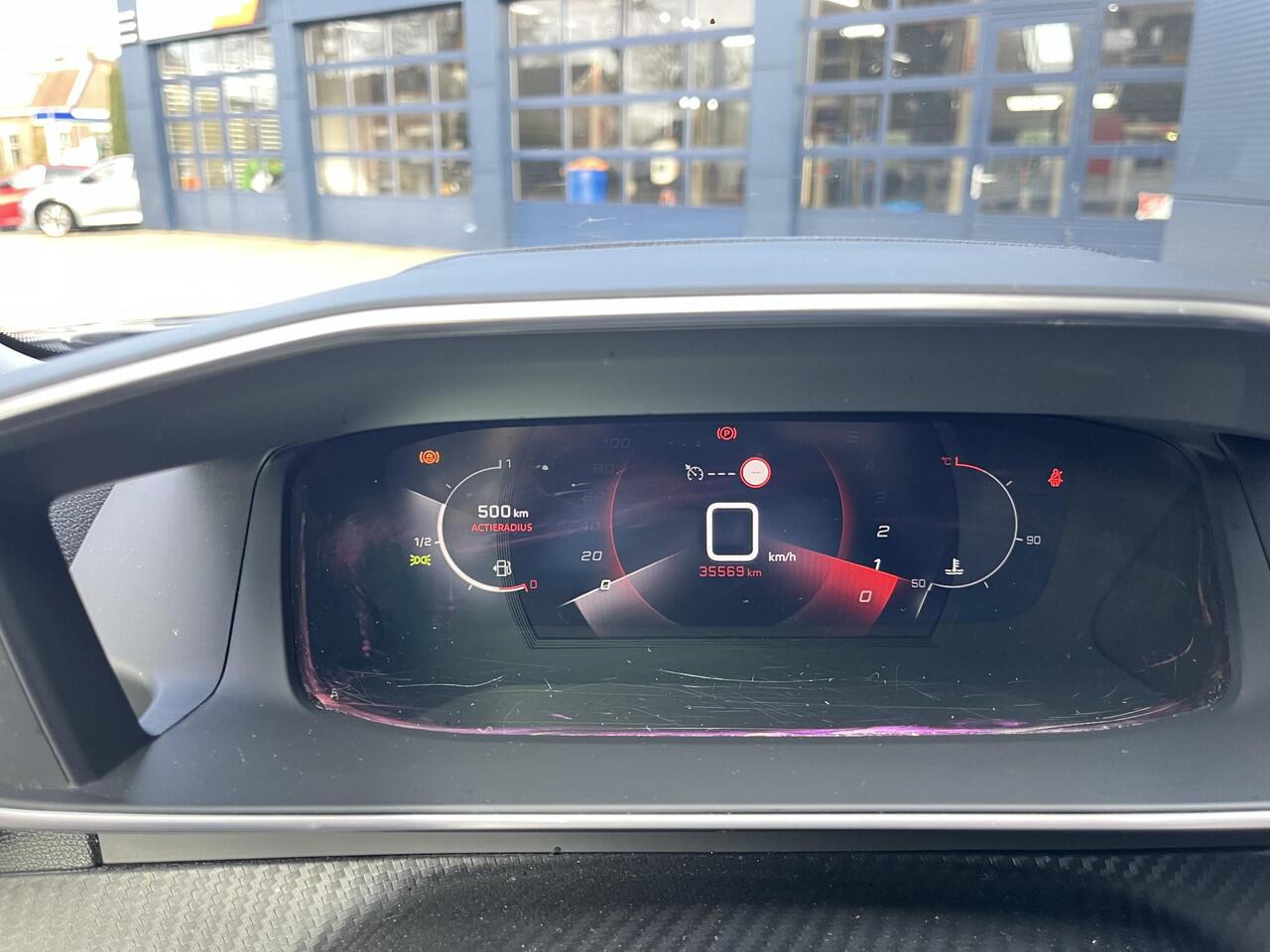 Peugeot 2008 1.2 Turbo 130 PK Allure Pack | 1e Eigenaarsauto met slechts 35.500 KM | Hoge Zitpositie | Navigatie | Climate Control | Keyless Entry | Draadloze Telefoonlader | Digitaal Dashboard | Camera | Parkeersensoren V+A | LED Verlichting | 17" Lichtmetalen Velgen