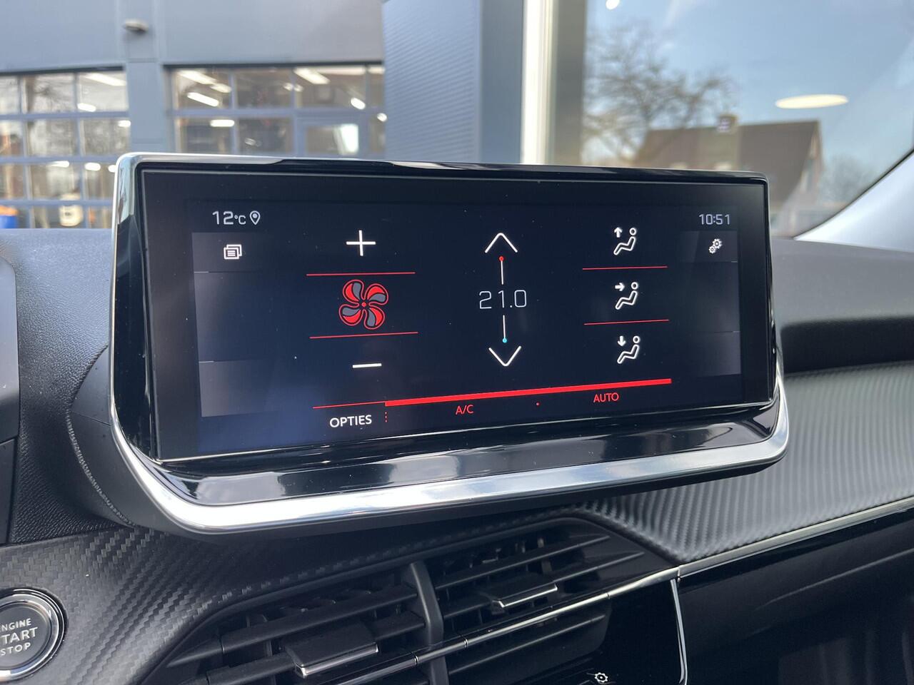 Peugeot 2008 1.2 Turbo 130 PK Allure Pack | 1e Eigenaarsauto met slechts 35.500 KM | Hoge Zitpositie | Navigatie | Climate Control | Keyless Entry | Draadloze Telefoonlader | Digitaal Dashboard | Camera | Parkeersensoren V+A | LED Verlichting | 17" Lichtmetalen Velgen