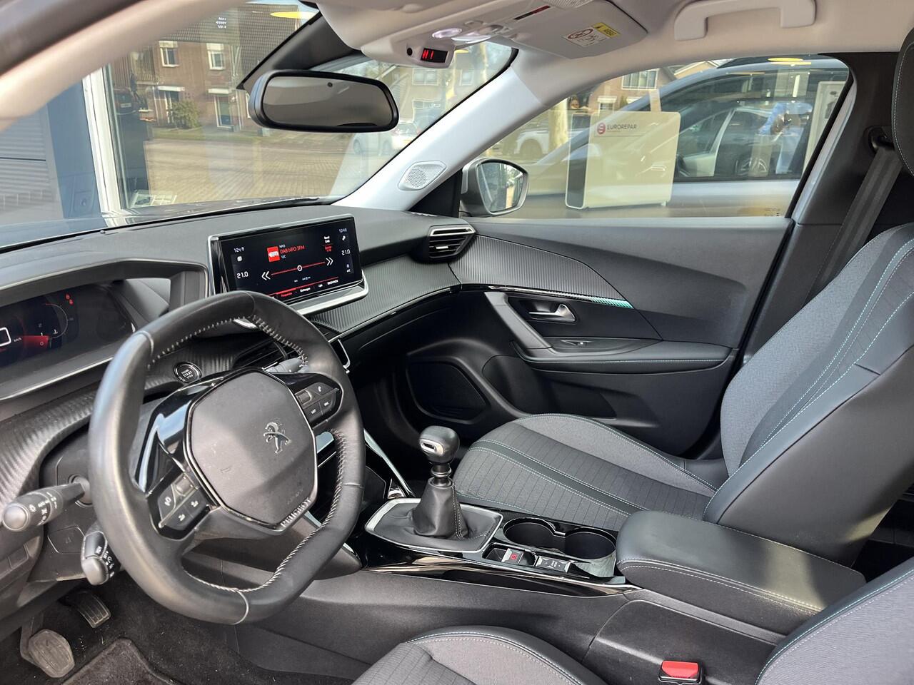 Peugeot 2008 1.2 Turbo 130 PK Allure Pack | 1e Eigenaarsauto met slechts 35.500 KM | Hoge Zitpositie | Navigatie | Climate Control | Keyless Entry | Draadloze Telefoonlader | Digitaal Dashboard | Camera | Parkeersensoren V+A | LED Verlichting | 17" Lichtmetalen Velgen