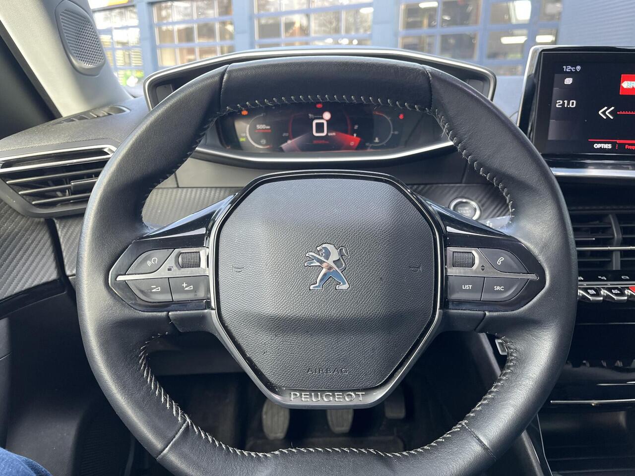 Peugeot 2008 1.2 Turbo 130 PK Allure Pack | 1e Eigenaarsauto met slechts 35.500 KM | Hoge Zitpositie | Navigatie | Climate Control | Keyless Entry | Draadloze Telefoonlader | Digitaal Dashboard | Camera | Parkeersensoren V+A | LED Verlichting | 17" Lichtmetalen Velgen