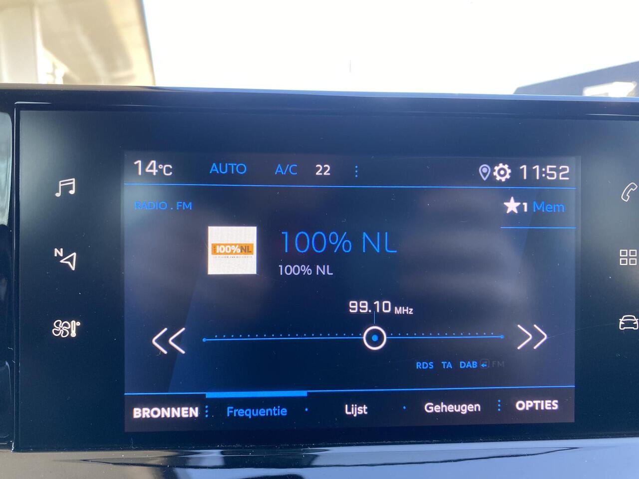 Peugeot 2008 1.2T 130pk Automaat Allure Pack | Trekhaak | Climate & Cruise Control | AppleCarplay/Android Auto | Achteruitrijd Camera | Stoelverwarming |