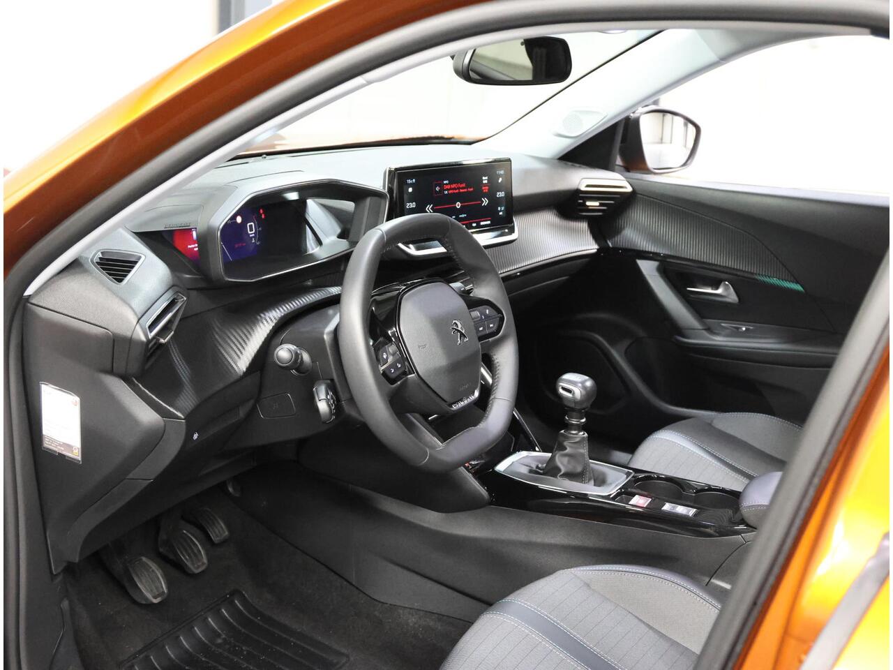 Peugeot 2008 130PK Allure Pack | 1ste eigenaar | AppleCarplay/Android Auto | Armsteun | Navigatie | Cruise Control | Climate Control | Camera | LED lampen | 17"LMV | Isofix | Privacy Glass |