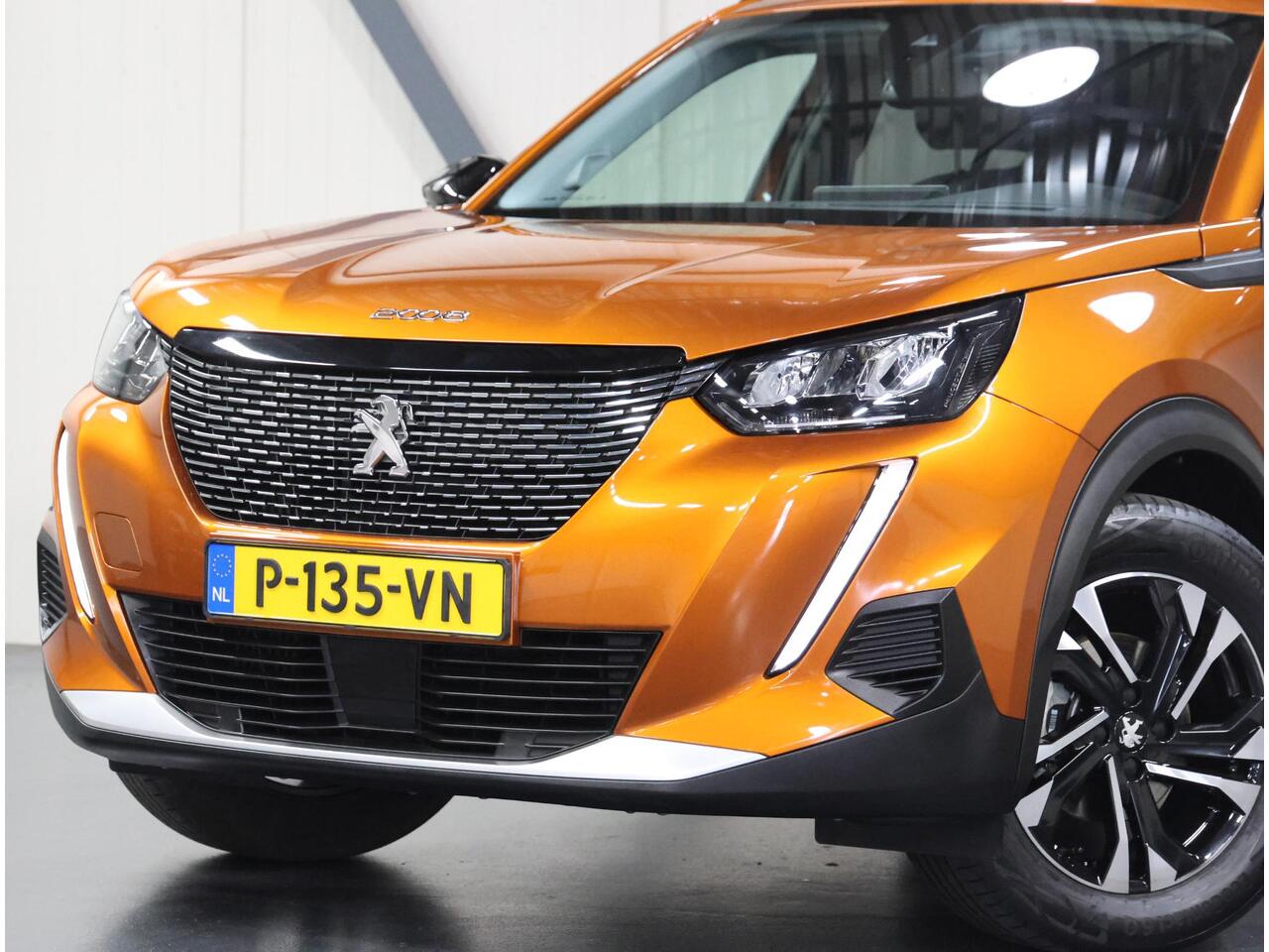 Peugeot 2008 130PK Allure Pack | 1ste eigenaar | AppleCarplay/Android Auto | Armsteun | Navigatie | Cruise Control | Climate Control | Camera | LED lampen | 17"LMV | Isofix | Privacy Glass |