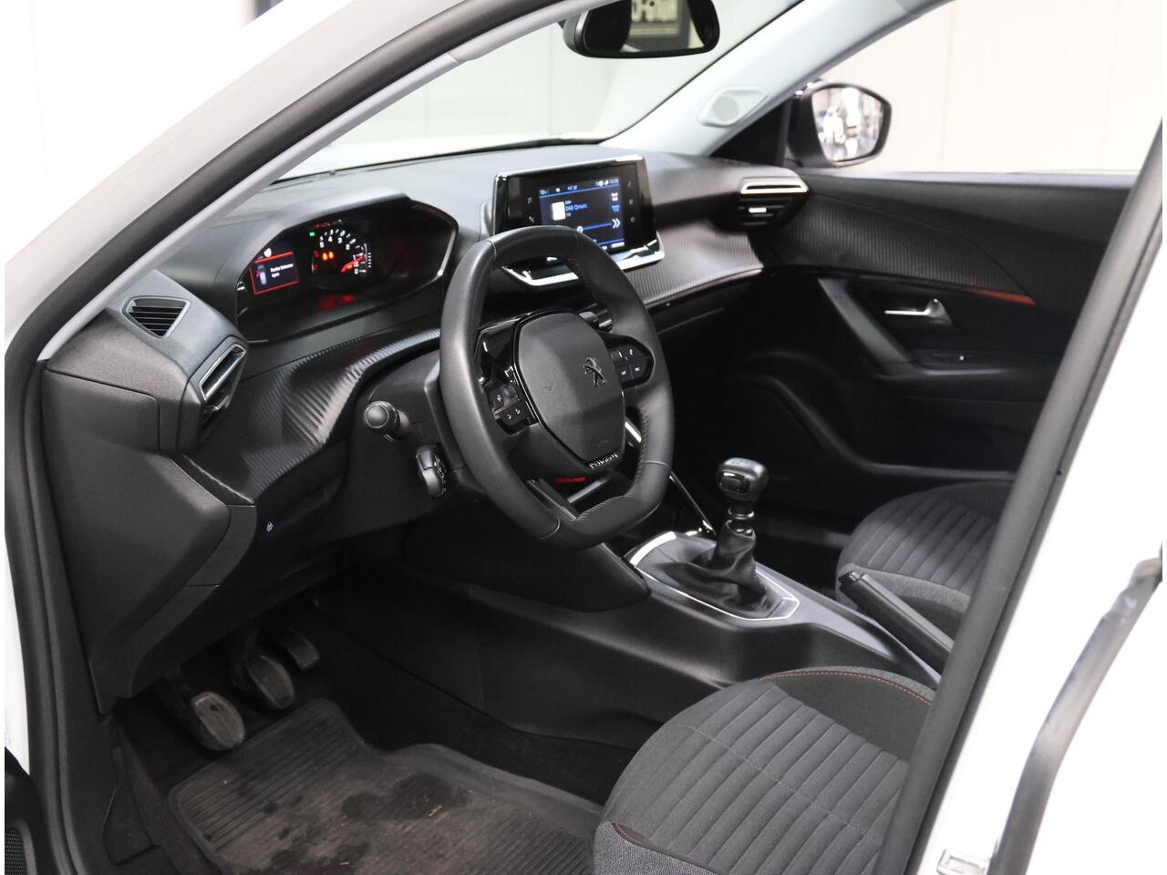 Peugeot 2008 SUV Active Pack 100PK | Navigatie | Climate Control | Cruise Control | Parkeersensoren | Stoelverwarming | Led koplampen | Bluetooth | DAB+ radio | Elektrisch inklapbare spiegels | Apple CarPlay / Android Auto | Regensensor | Automatisch dimlicht | 16" Li