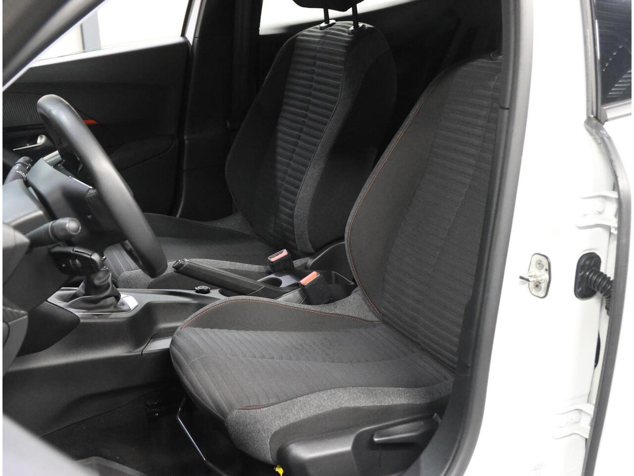 Peugeot 2008 SUV Active Pack 100PK | Navigatie | Climate Control | Cruise Control | Parkeersensoren | Stoelverwarming | Led koplampen | Bluetooth | DAB+ radio | Elektrisch inklapbare spiegels | Apple CarPlay / Android Auto | Regensensor | Automatisch dimlicht | 16" Li