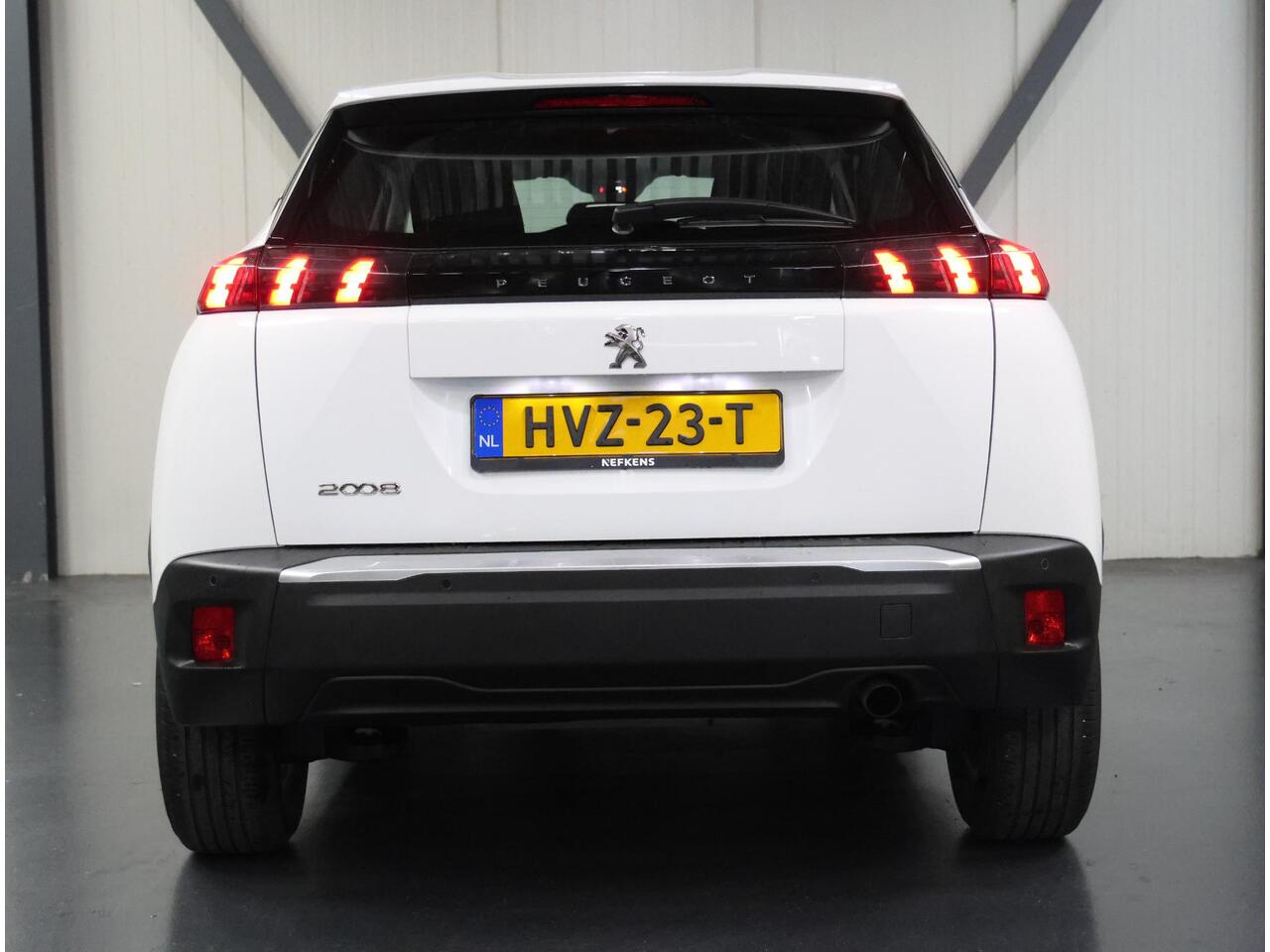 Peugeot 2008 SUV Active Pack 100PK | Navigatie | Climate Control | Cruise Control | Parkeersensoren | Stoelverwarming | Led koplampen | Bluetooth | DAB+ radio | Elektrisch inklapbare spiegels | Apple CarPlay / Android Auto | Regensensor | Automatisch dimlicht | 16" Li