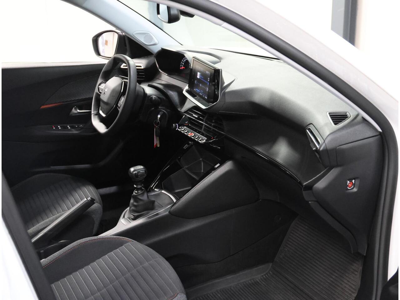 Peugeot 2008 SUV Active Pack 100PK | Navigatie | Climate Control | Cruise Control | Parkeersensoren | Stoelverwarming | Led koplampen | Bluetooth | DAB+ radio | Elektrisch inklapbare spiegels | Apple CarPlay / Android Auto | Regensensor | Automatisch dimlicht | 16" Li