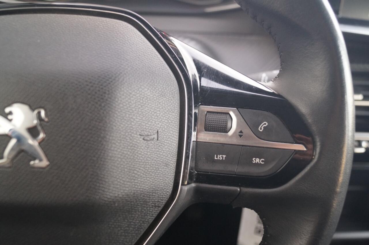 Peugeot 2008 1.2 PureTech Active Pack -NAVI-ECC-PDC-TREKHAAK-