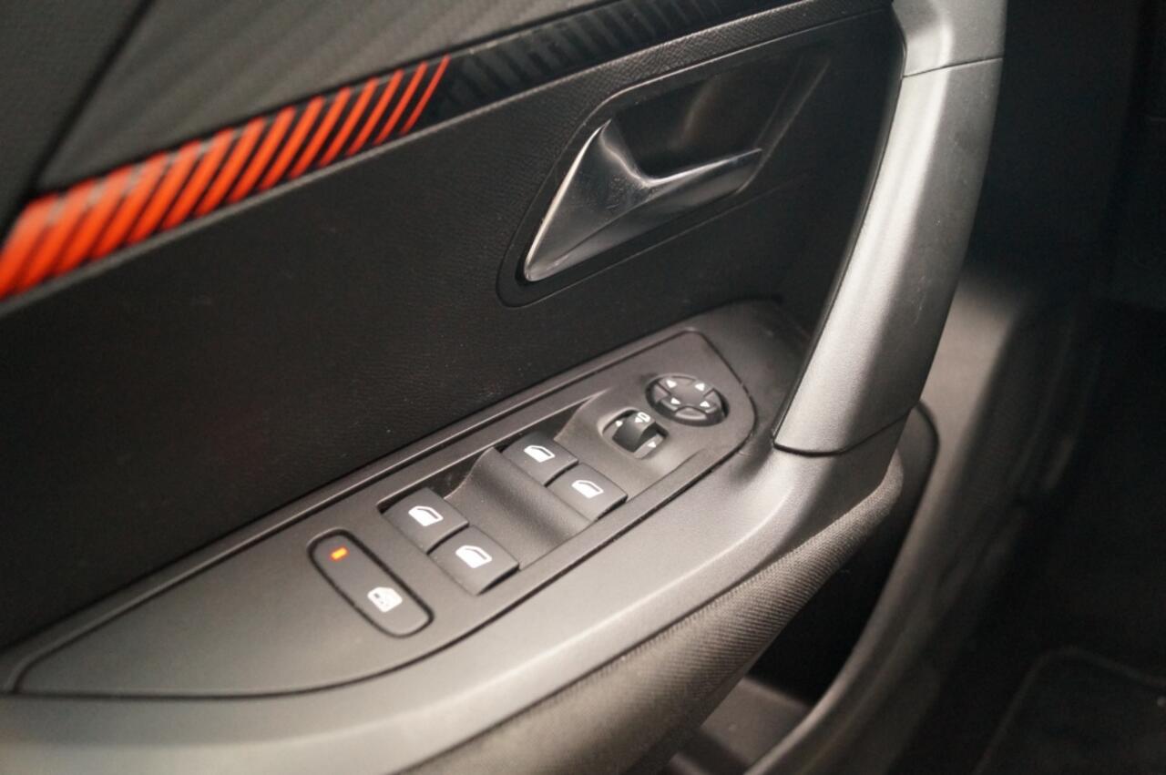 Peugeot 2008 1.2 PureTech 130pk Active Pack -NAVI-CAM-PDC-