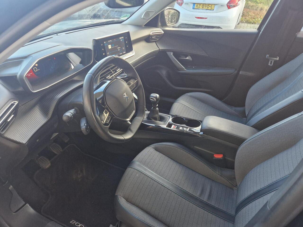 Peugeot 2008 1.2T 130pk Allure Pack | Stoelverwarming | Weinig kilometers | Apple Carplay/Android Auto | Adaptieve Cruise Control | Climate Control