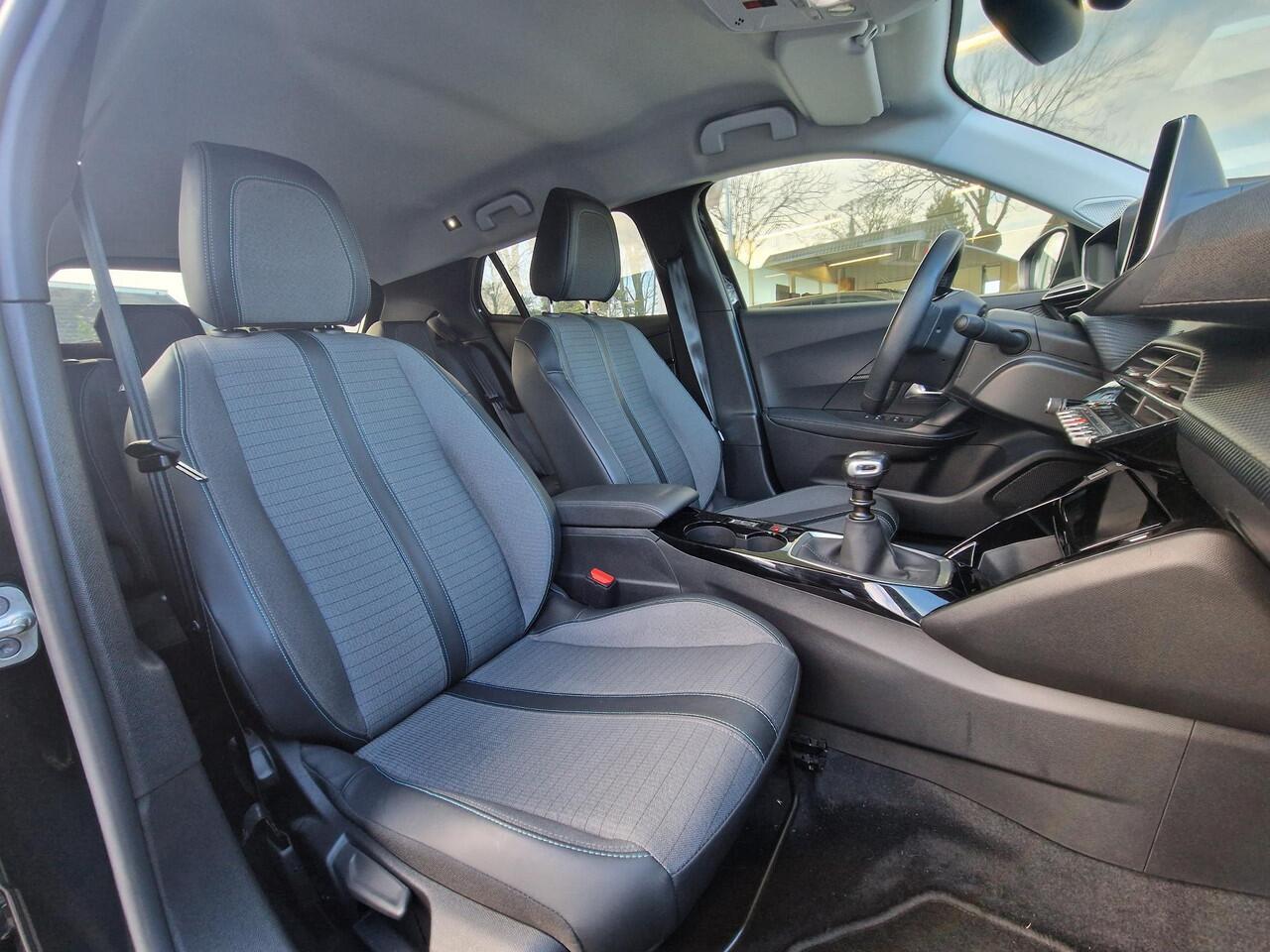 Peugeot 2008 1.2T 130pk Allure Pack | Stoelverwarming | Weinig kilometers | Apple Carplay/Android Auto | Adaptieve Cruise Control | Climate Control