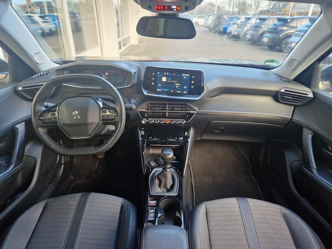 Peugeot 2008 1.2T 130pk Allure Pack | Stoelverwarming | Weinig kilometers | Apple Carplay/Android Auto | Adaptieve Cruise Control | Climate Control