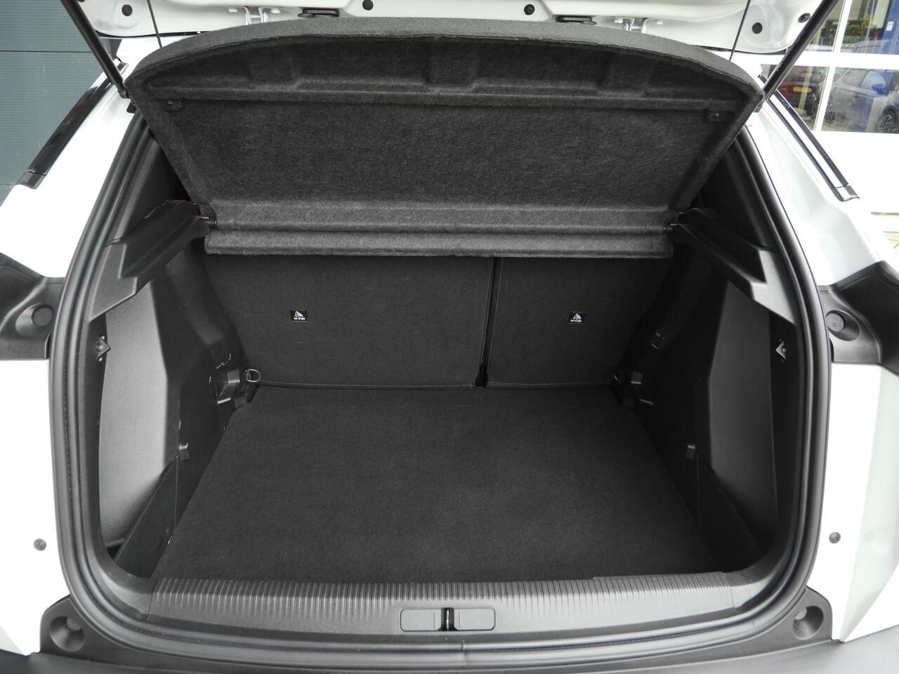 Peugeot 2008 1.2 PureTech Active Pack | Navigatie | Parkeersensoren achter | Cruise control | Climate control | Lage km.stand | Lichtmetalen velgen | Regensensor