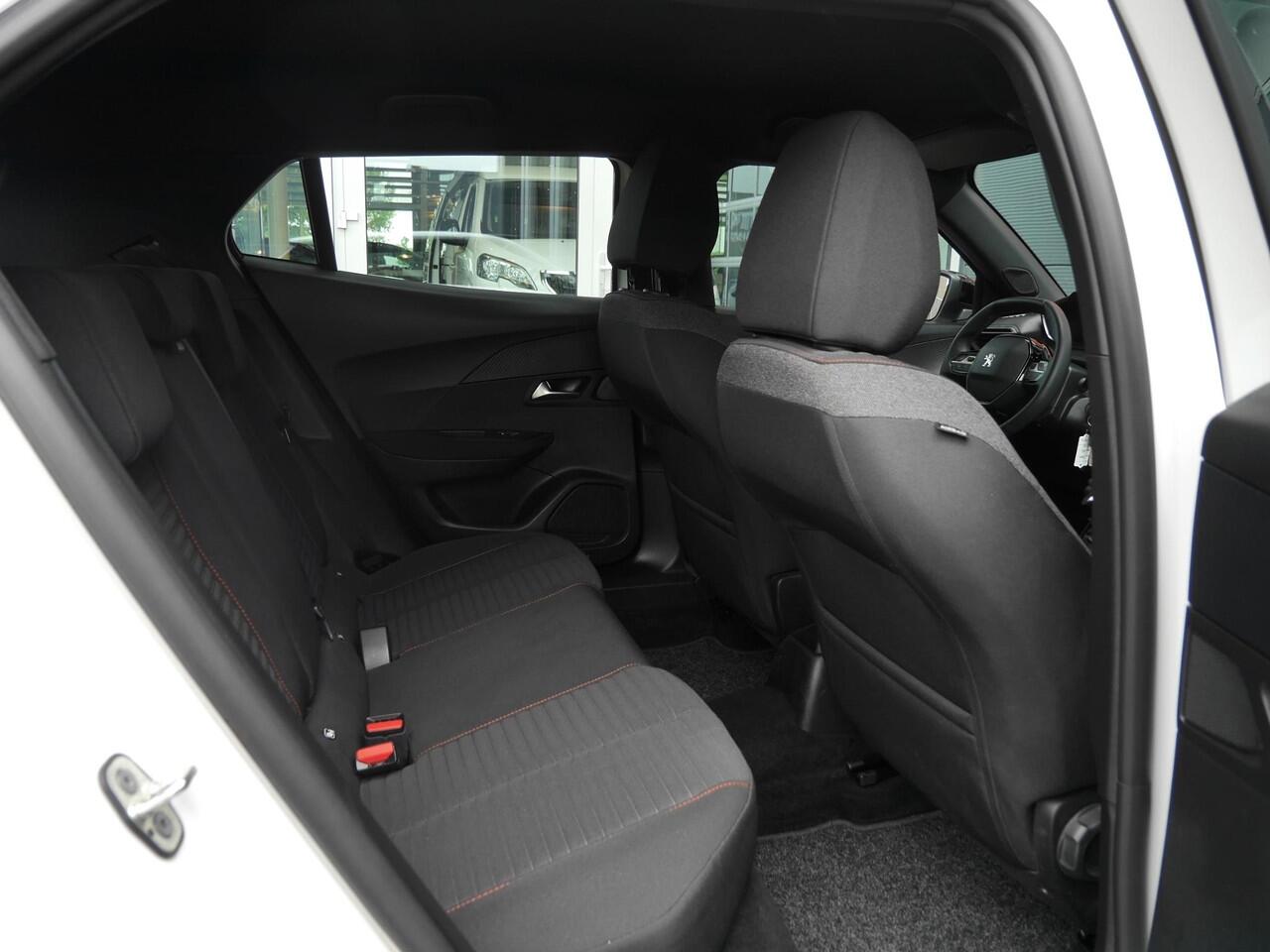 Peugeot 2008 1.2 PureTech Active Pack | Navigatie | Parkeersensoren achter | Cruise control | Climate control | Lage km.stand | Lichtmetalen velgen | Regensensor