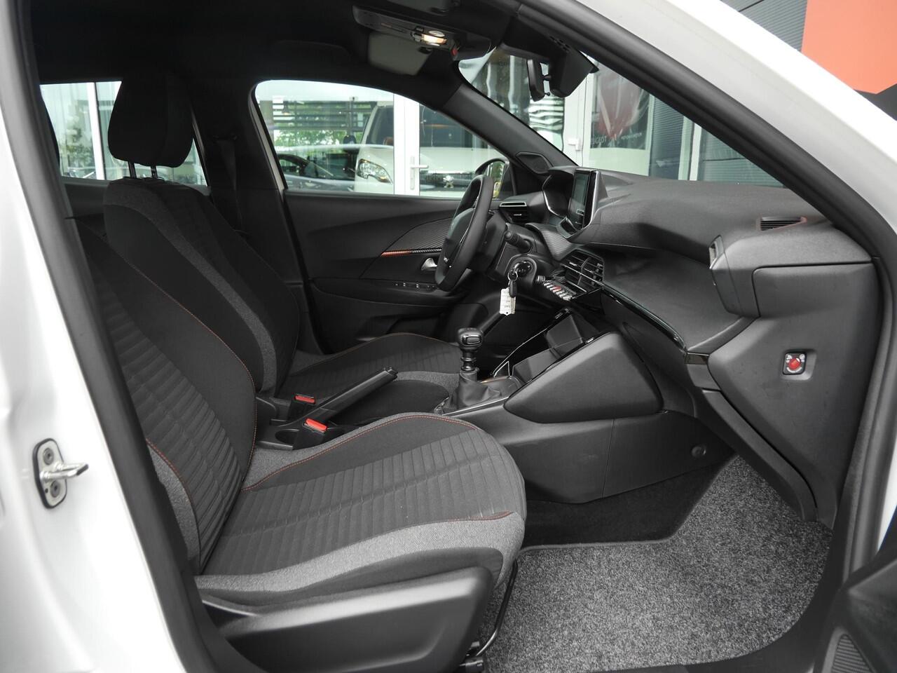 Peugeot 2008 1.2 PureTech Active Pack | Navigatie | Parkeersensoren achter | Cruise control | Climate control | Lage km.stand | Lichtmetalen velgen | Regensensor