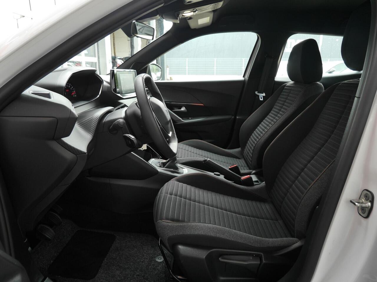 Peugeot 2008 1.2 PureTech Active Pack | Navigatie | Parkeersensoren achter | Cruise control | Climate control | Lage km.stand | Lichtmetalen velgen | Regensensor