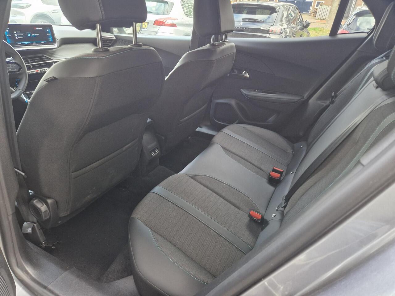 Peugeot 2008 1.2T 130pk Allure Pack | Climate & Cruise Control | Achteruit Rijd Camera | AppleCarplay/Android Auto |