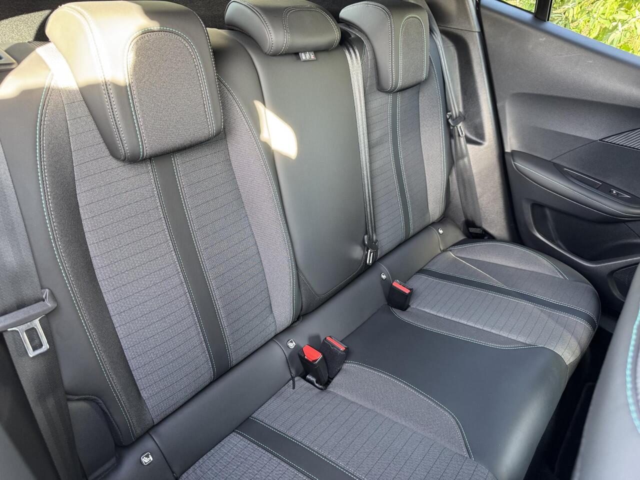 Peugeot 2008 Allure 1.2 PureTech 130PK Navigatie, Achteruitrijcamera, Keyless, Stoelverwarming, Climate Control, Cruise Control