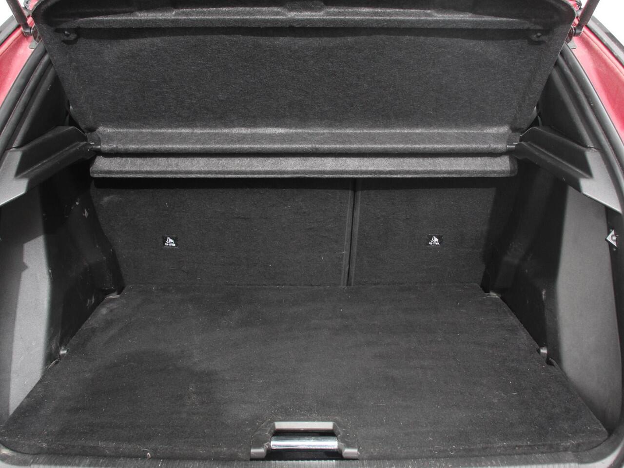 Peugeot 2008 1.2 PureTech 130 GT Cimate control Cruise control LED Achteruitrij camera Navigatie Parkeersensor achter Lichtmetalen velgen Led Dab