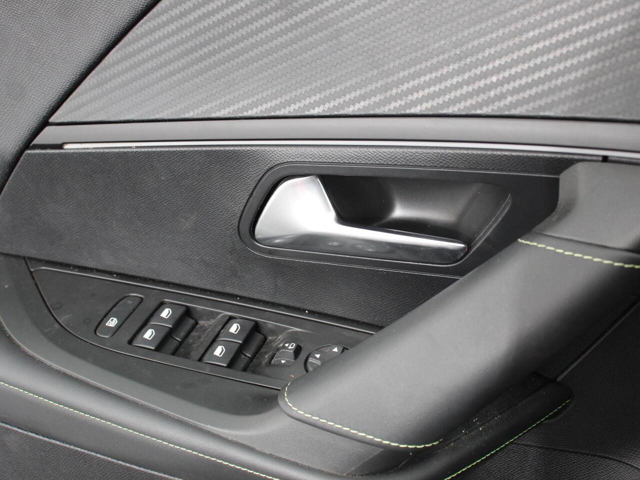 Peugeot 2008 1.2 PureTech 130 GT Cimate control Cruise control LED Achteruitrij camera Navigatie Parkeersensor achter Lichtmetalen velgen Led Dab