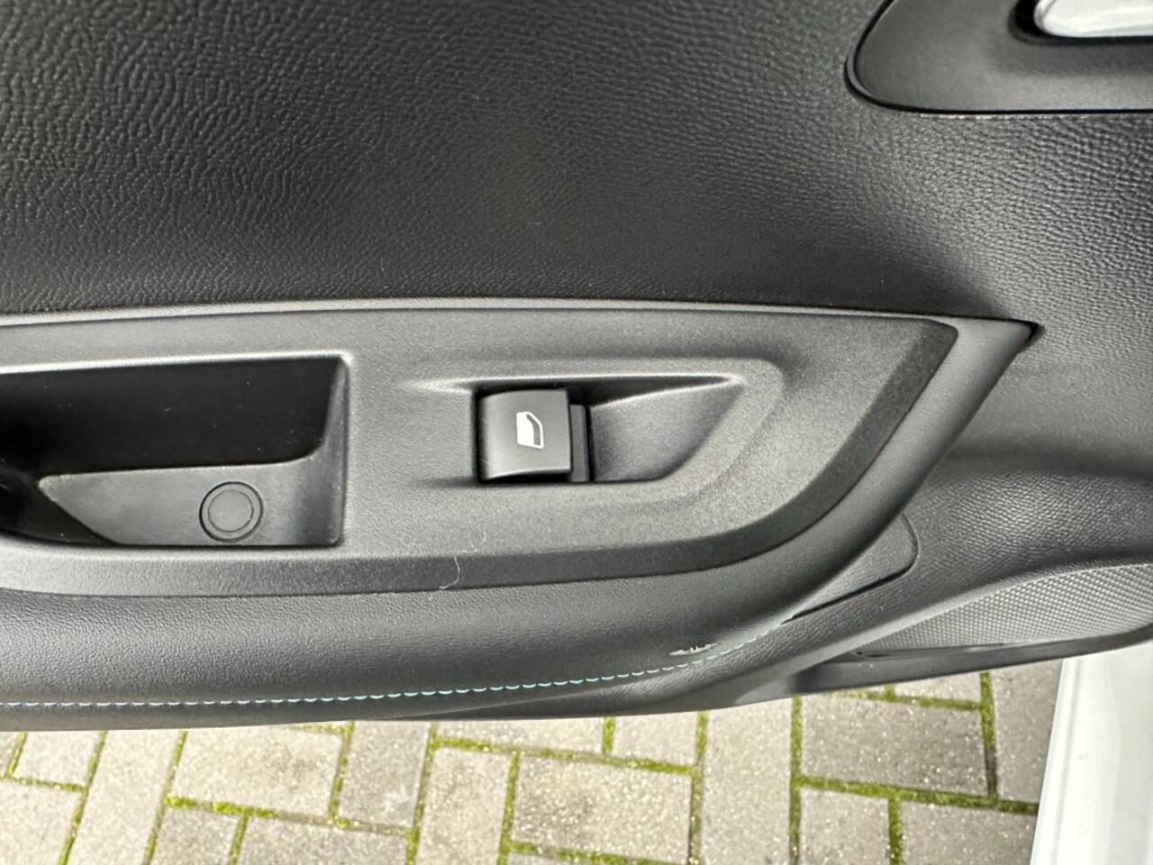 Peugeot 2008 1.2 PureTech Allure Aut. Navi. Camera