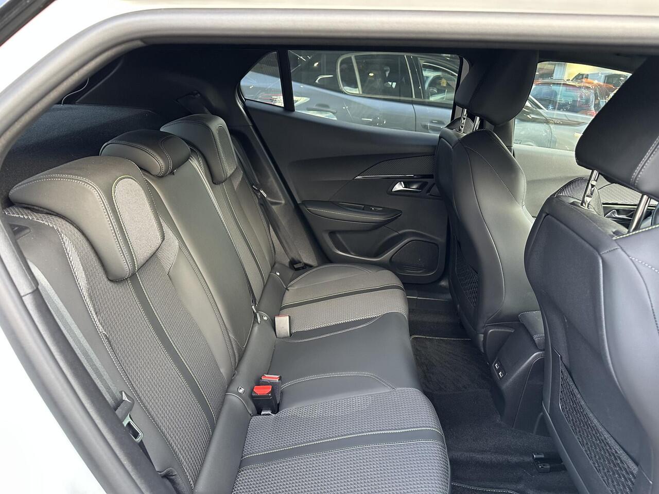 Peugeot 2008 1.2 Turbo GT 130 PK Automaat | 1e eigenaar | Stoelverwarming | Full Map Navigatie | Apple Carplay | Trekhaak | Full Led Koplampen | Keyless Entry | Parkeersensoren Rondom | Parelmoer Wit Metallic.