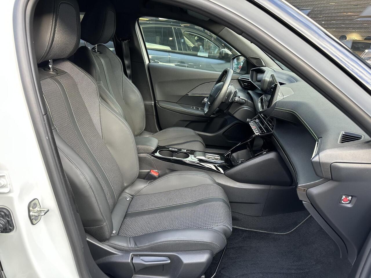 Peugeot 2008 1.2 Turbo GT 130 PK Automaat | 1e eigenaar | Stoelverwarming | Full Map Navigatie | Apple Carplay | Trekhaak | Full Led Koplampen | Keyless Entry | Parkeersensoren Rondom | Parelmoer Wit Metallic.