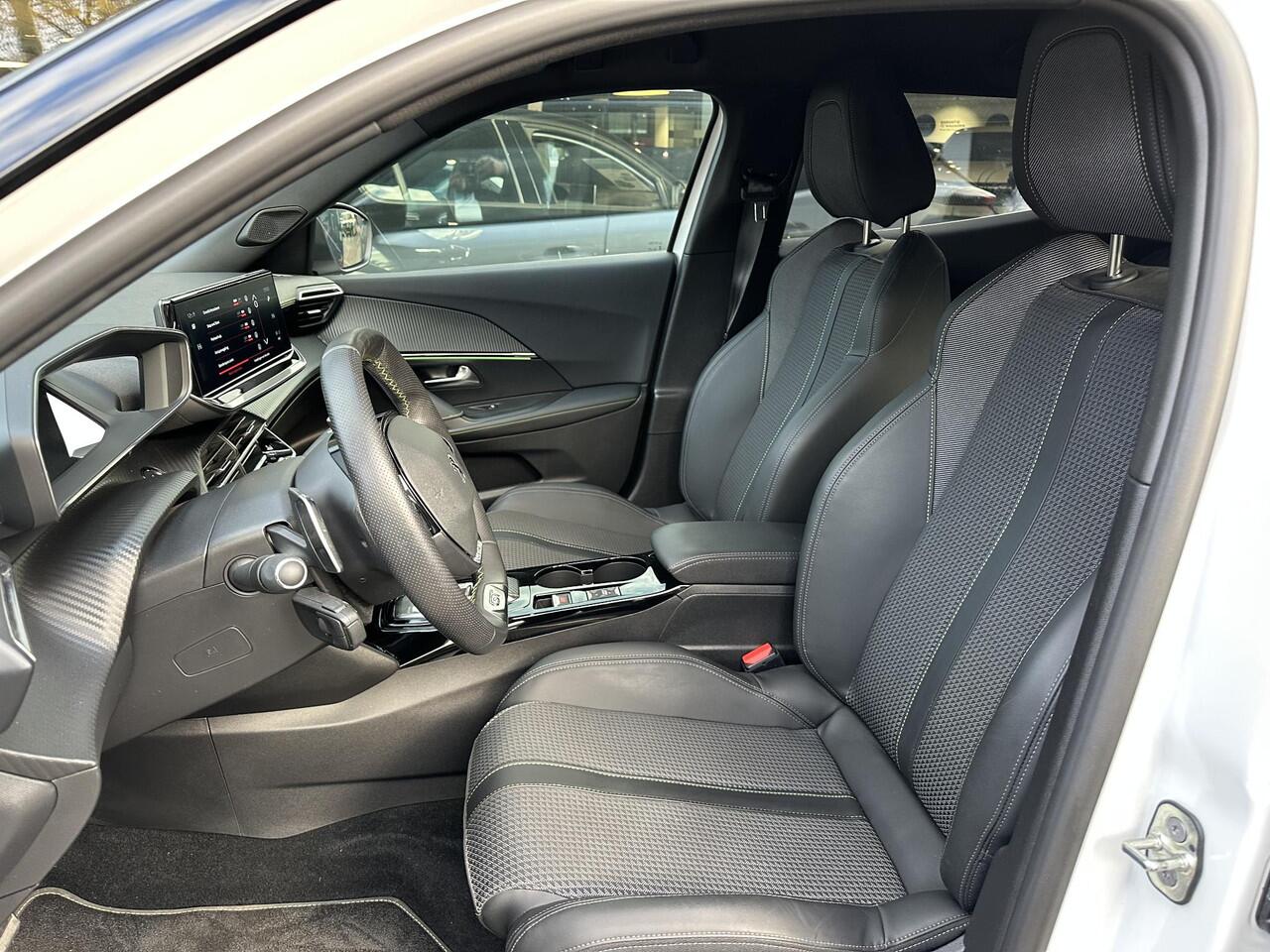 Peugeot 2008 1.2 Turbo GT 130 PK Automaat | 1e eigenaar | Stoelverwarming | Full Map Navigatie | Apple Carplay | Trekhaak | Full Led Koplampen | Keyless Entry | Parkeersensoren Rondom | Parelmoer Wit Metallic.