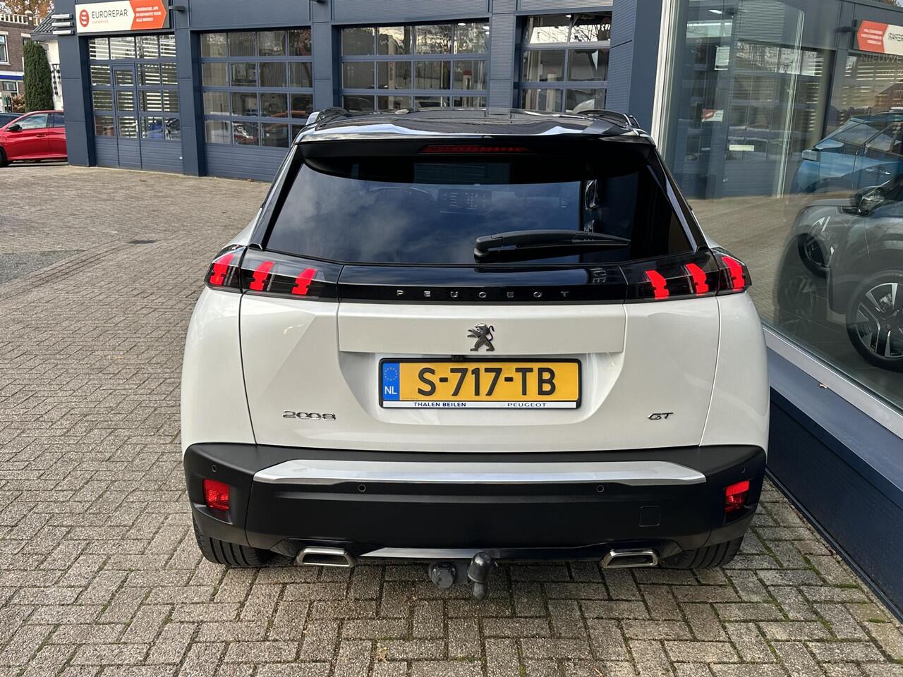 Peugeot 2008 1.2 Turbo GT 130 PK Automaat | 1e eigenaar | Stoelverwarming | Full Map Navigatie | Apple Carplay | Trekhaak | Full Led Koplampen | Keyless Entry | Parkeersensoren Rondom | Parelmoer Wit Metallic.