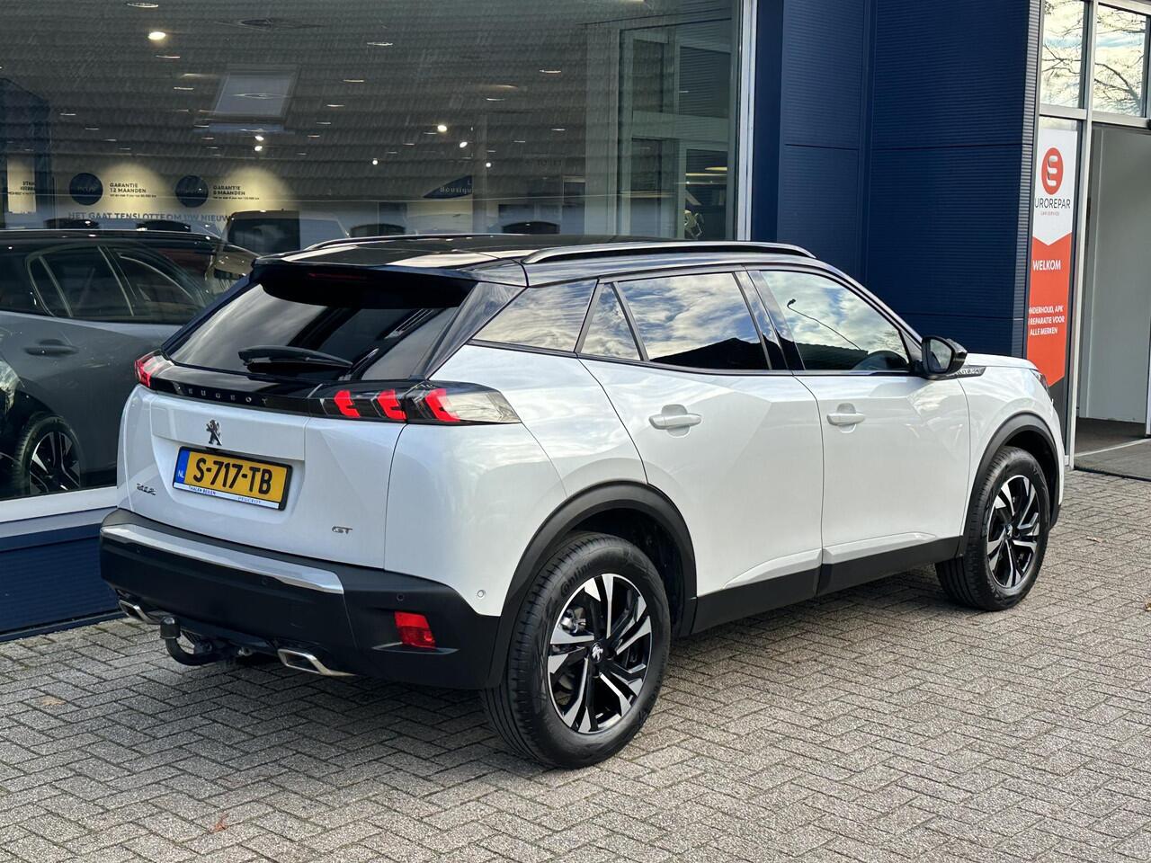Peugeot 2008 1.2 Turbo GT 130 PK Automaat | 1e eigenaar | Stoelverwarming | Full Map Navigatie | Apple Carplay | Trekhaak | Full Led Koplampen | Keyless Entry | Parkeersensoren Rondom | Parelmoer Wit Metallic.