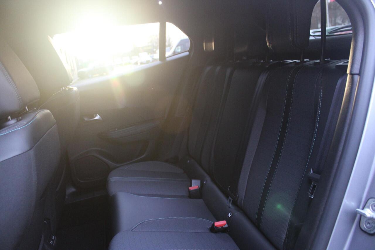 Peugeot 2008 1.2 100PK ALLURE PACK | NAVIGATIE | ACHTERUITRIJ CAMERA | APPLE CARPLAY/ANDROID AUTO | LICHTMETALEN VELGEN 17" | CRUISE CONTROL | LED KOPLAMPEN | DAB+ RADIO | CLIMATE CONTROL |