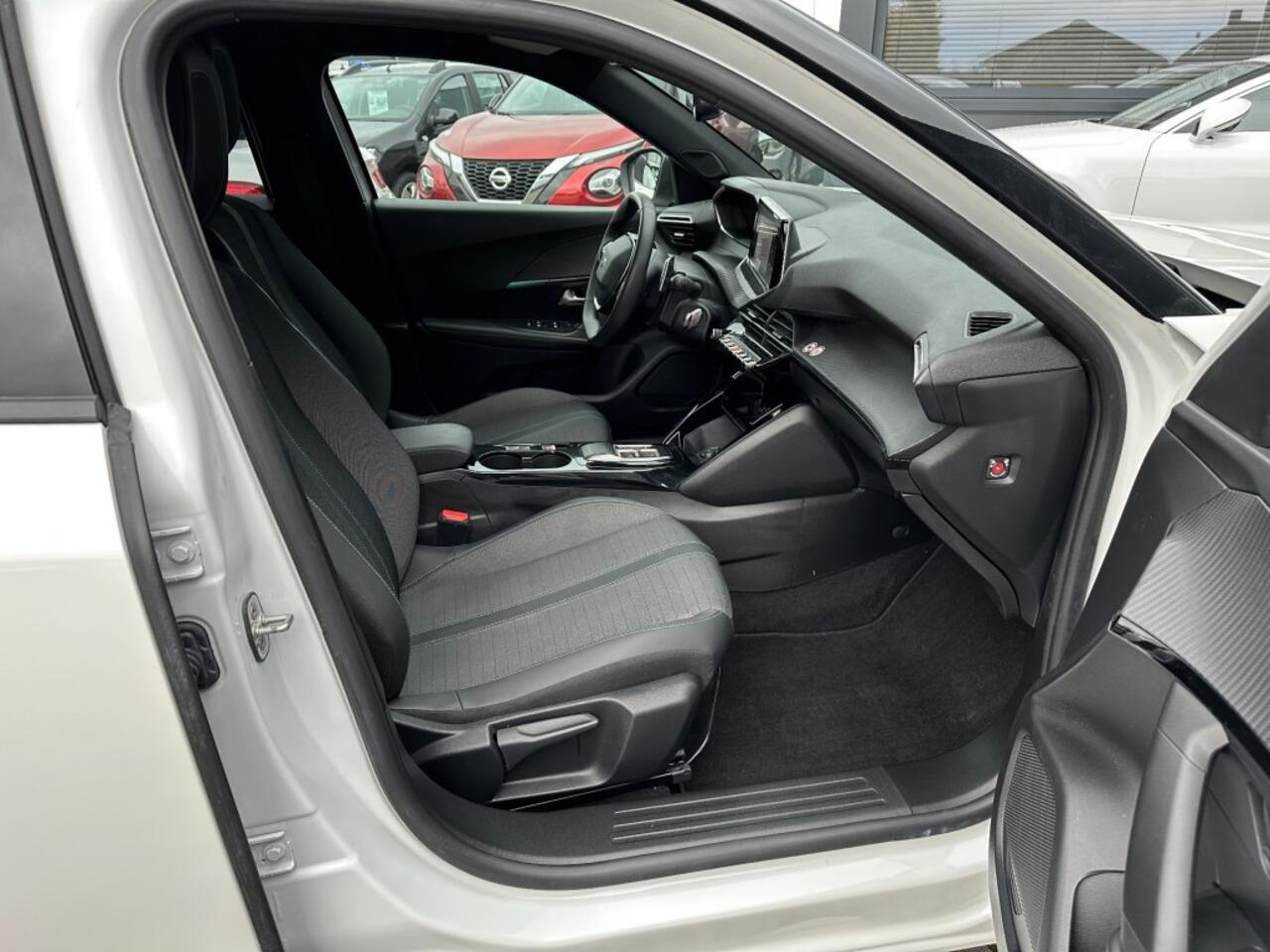 Peugeot 2008 1.2 PureTech Allure Aut. Navi. Camera