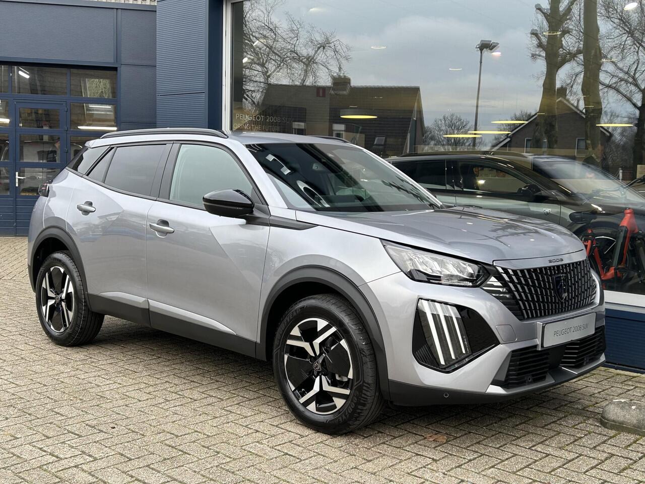 Peugeot 2008 1.2 Turbo 100 PK Allure | ¤ 9.000,- Demo korting! | Navigatie | 360 Graden Camera | Dode Hoek Detectie | Climate Control | LED Verlichting | Cruise Control | 17" Lichtmetalen Velgen | Hoge Zitpositie | Half Lederen Bekleding |