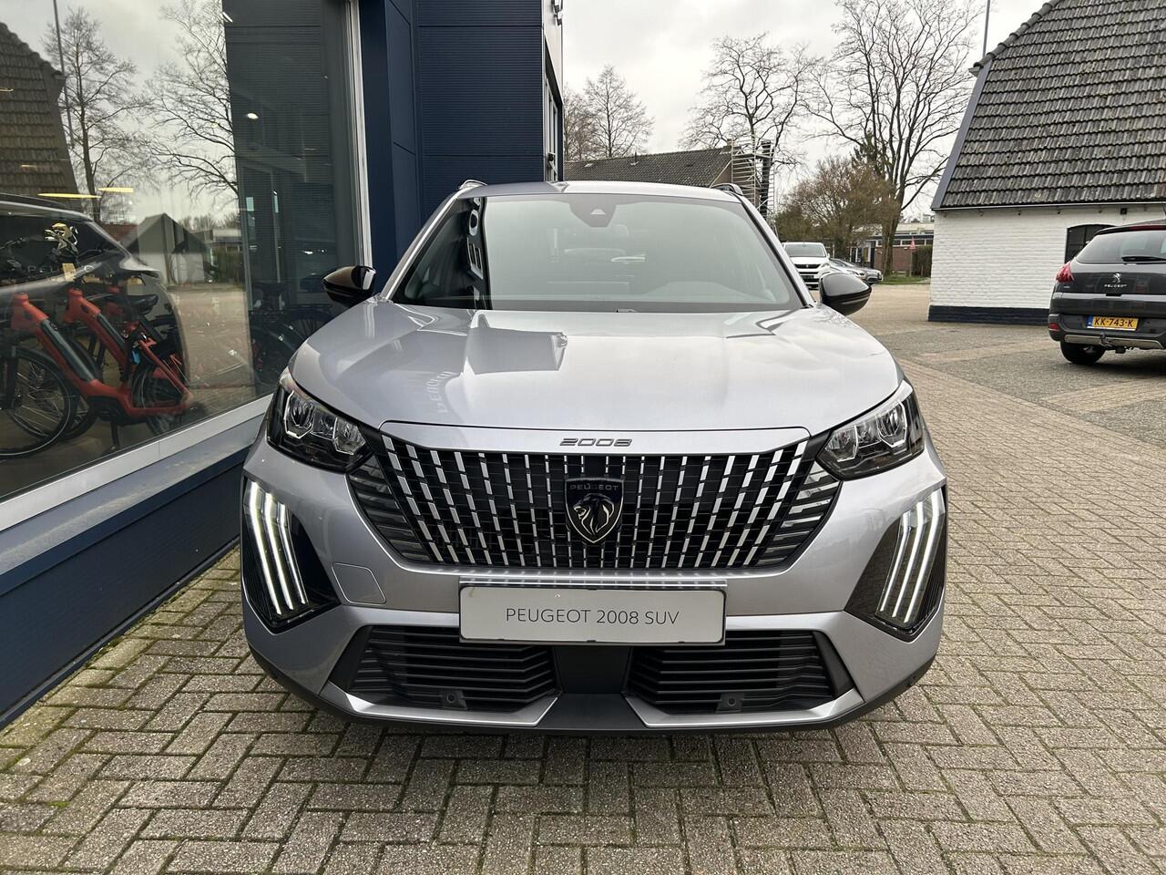 Peugeot 2008 1.2 Turbo 100 PK Allure | ¤ 9.000,- Demo korting! | Navigatie | 360 Graden Camera | Dode Hoek Detectie | Climate Control | LED Verlichting | Cruise Control | 17" Lichtmetalen Velgen | Hoge Zitpositie | Half Lederen Bekleding |