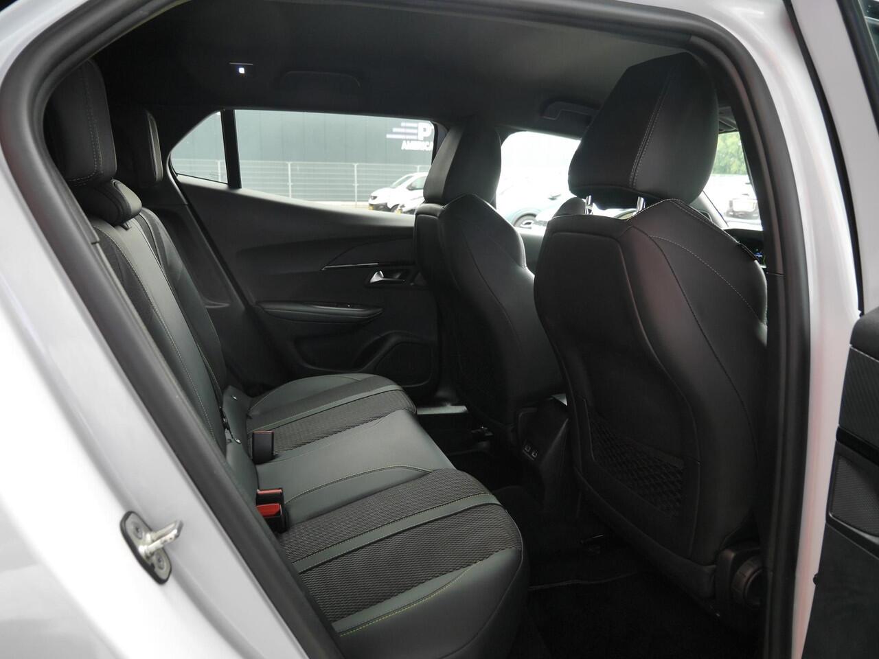 Peugeot 2008 1.2T 130pk Automaat GT | Navigatie | Achteruitrijcamera | Keyless Entry | LED koplampen | Two Tone | Privacy Glass