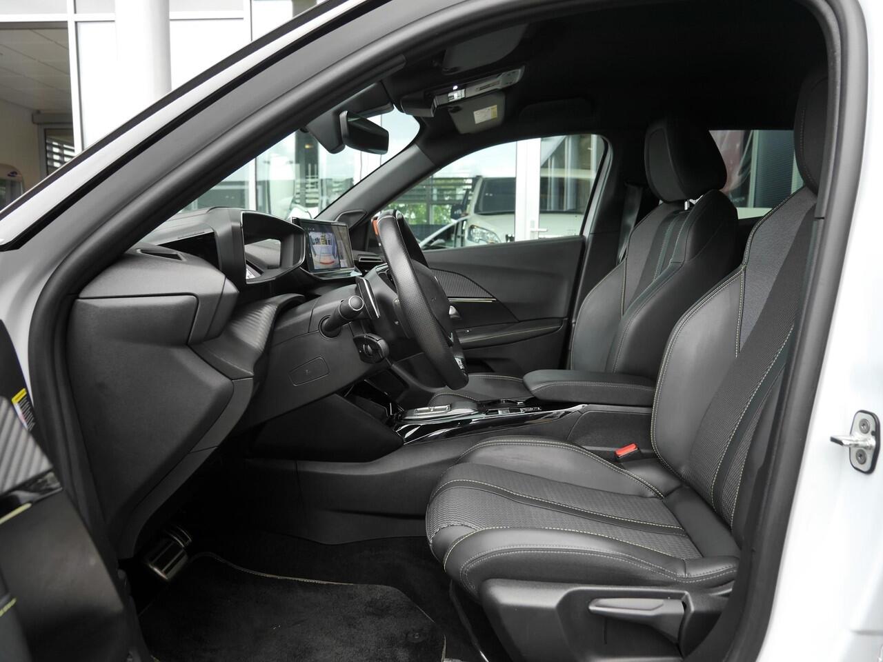 Peugeot 2008 1.2T 130pk Automaat GT | Navigatie | Achteruitrijcamera | Keyless Entry | LED koplampen | Two Tone | Privacy Glass