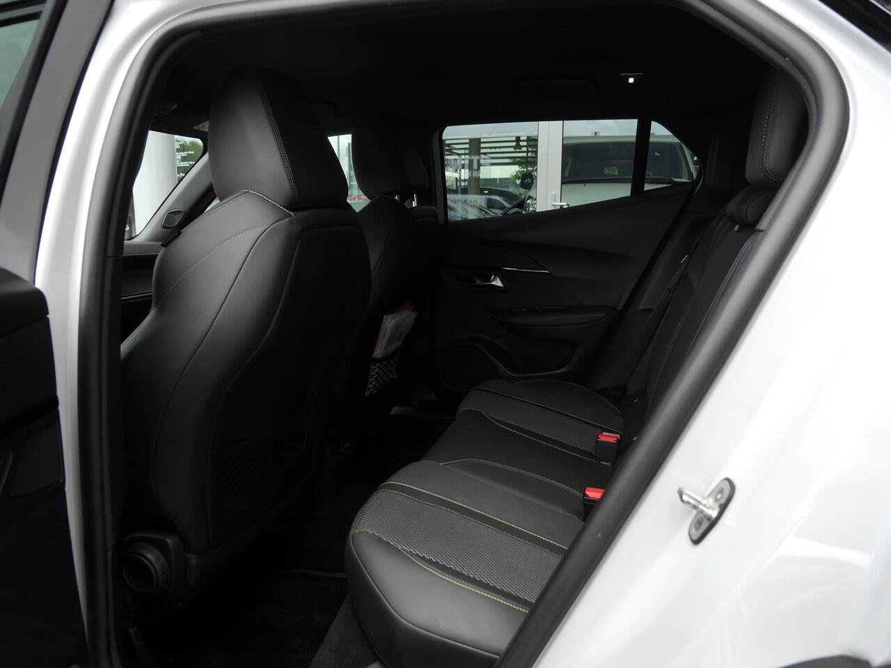 Peugeot 2008 1.2T 130pk Automaat GT | Navigatie | Achteruitrijcamera | Keyless Entry | LED koplampen | Two Tone | Privacy Glass