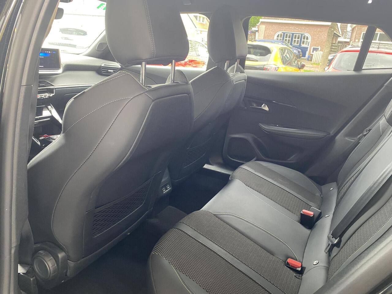 Peugeot 2008 1.2T 130pk Automaat GT | Navigatie | Climate & Cruise Control | 3D-Cockpit | Achteruitrijd Camera | AppleCarPlay/Android Auto |