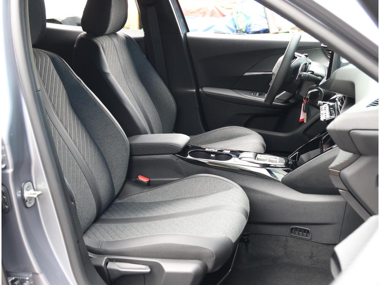 Peugeot 2008 1.2 Hybrid 136PK Allure | AUTOMAAT | AppleCarPlay/AndroidAuto | Climate Control | Adaptive Cruise Control | 360'Camera | FULL LED | Navigatie | LMV | Parkeersensoren | Privacy Glass | Isofix |