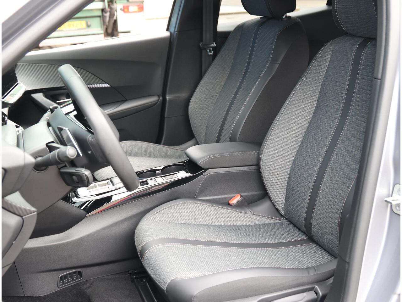 Peugeot 2008 1.2 Hybrid 136PK Allure | AUTOMAAT | AppleCarPlay/AndroidAuto | Climate Control | Adaptive Cruise Control | 360'Camera | FULL LED | Navigatie | LMV | Parkeersensoren | Privacy Glass | Isofix |