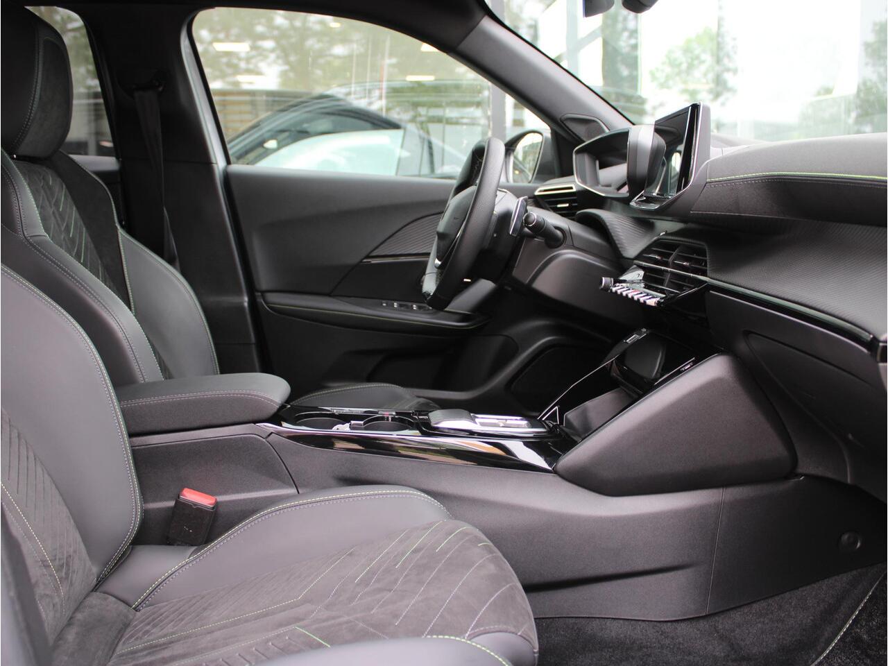 Peugeot 2008 1.2 PureTech 130 GT Automaat | Navi / Alcantara / Camera