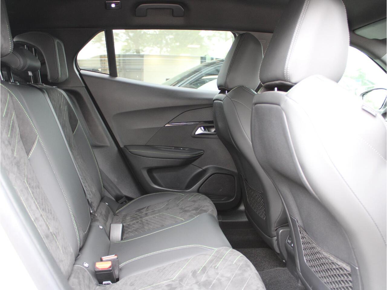 Peugeot 2008 1.2 PureTech 130 GT Automaat | Navi / Alcantara / Camera