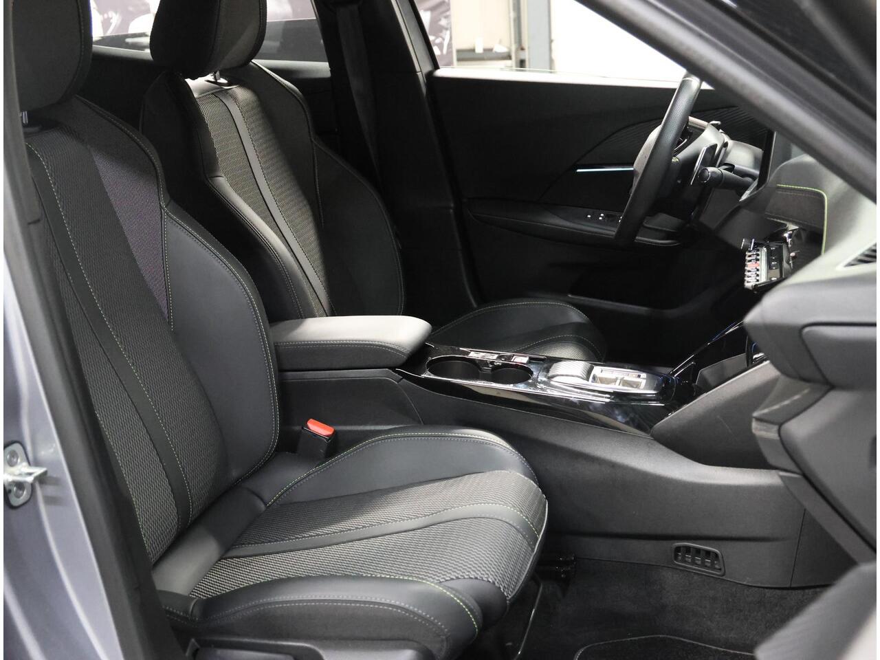 Peugeot 2008 SUV GT Hybrid 136PK Automaat | Navigatie | Achteruitrijcamera | Parkeersensoren | Sportstoelen | Full-LED Koplampen | Keyless Entry/Start | Climate Control | Adaptieve Cruise Control | 17" Lichtmetalen Velgen | Apple Carplay/Android Auto |