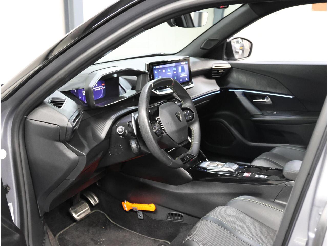 Peugeot 2008 SUV GT Hybrid 136PK Automaat | Navigatie | Achteruitrijcamera | Parkeersensoren | Sportstoelen | Full-LED Koplampen | Keyless Entry/Start | Climate Control | Adaptieve Cruise Control | 17" Lichtmetalen Velgen | Apple Carplay/Android Auto |