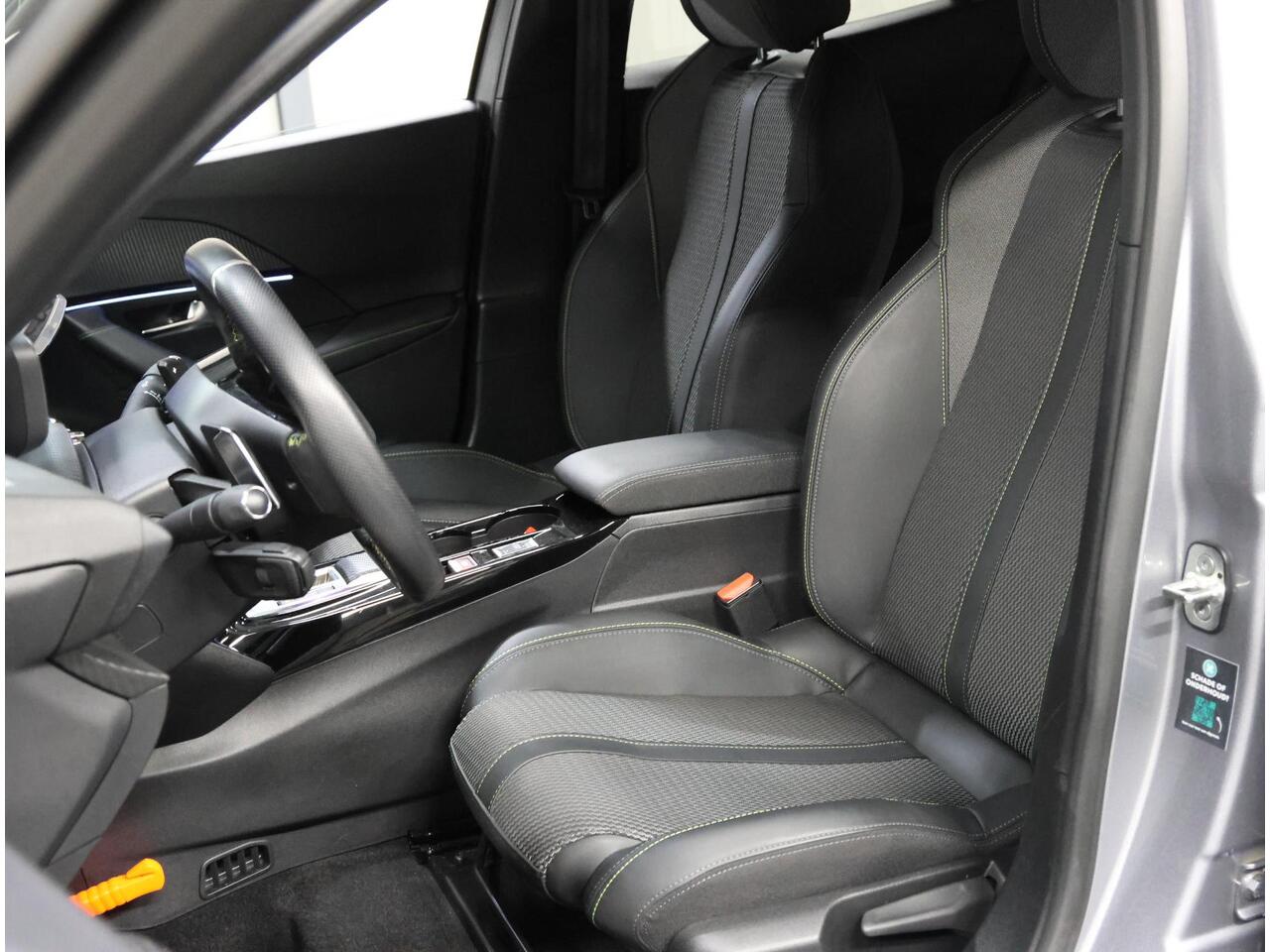 Peugeot 2008 SUV GT Hybrid 136PK Automaat | Navigatie | Achteruitrijcamera | Parkeersensoren | Sportstoelen | Full-LED Koplampen | Keyless Entry/Start | Climate Control | Adaptieve Cruise Control | 17" Lichtmetalen Velgen | Apple Carplay/Android Auto |