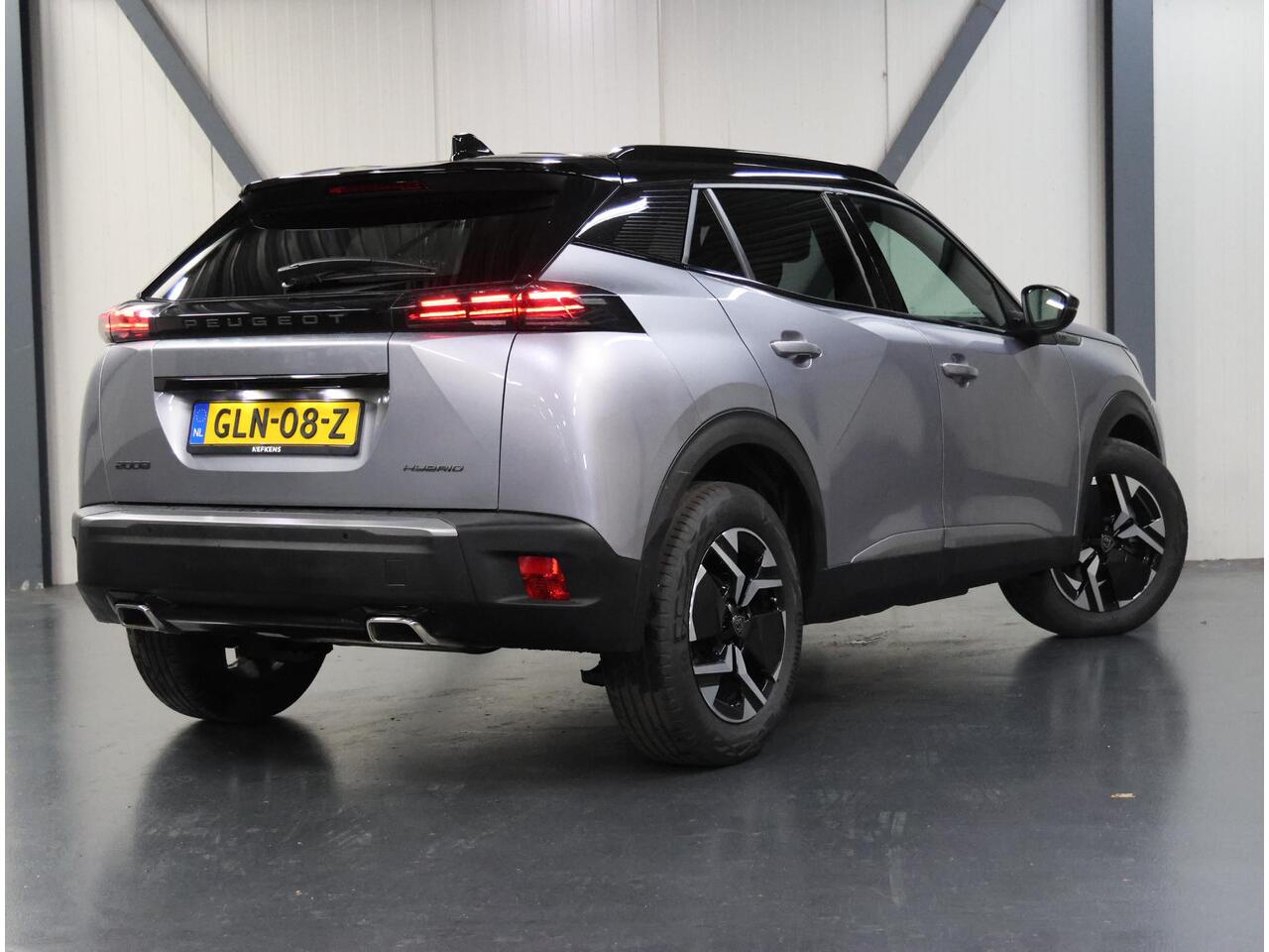 Peugeot 2008 SUV GT Hybrid 136PK Automaat | Navigatie | Achteruitrijcamera | Parkeersensoren | Sportstoelen | Full-LED Koplampen | Keyless Entry/Start | Climate Control | Adaptieve Cruise Control | 17" Lichtmetalen Velgen | Apple Carplay/Android Auto |