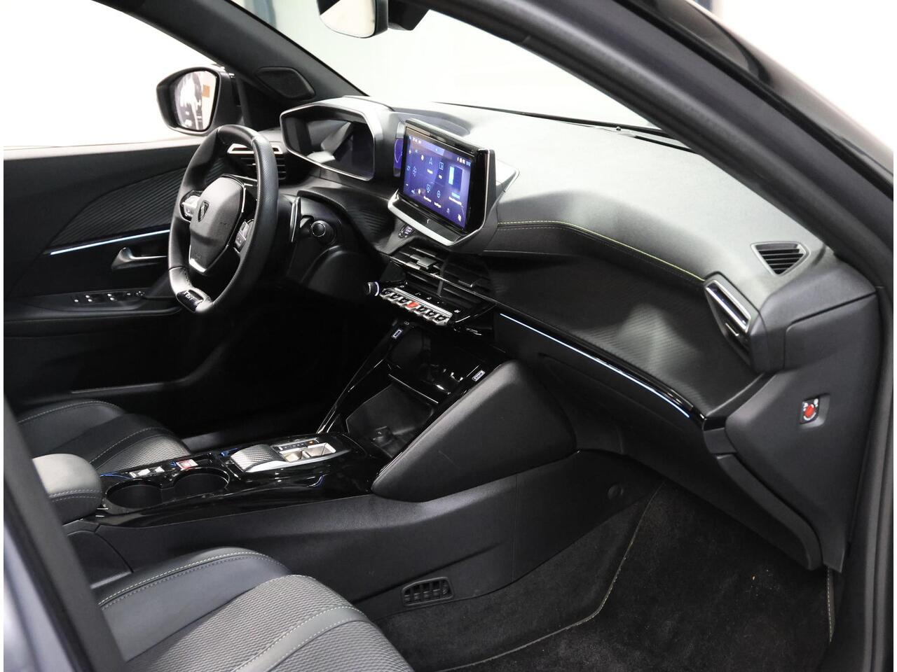 Peugeot 2008 SUV GT Hybrid 136PK Automaat | Navigatie | Achteruitrijcamera | Parkeersensoren | Sportstoelen | Full-LED Koplampen | Keyless Entry/Start | Climate Control | Adaptieve Cruise Control | 17" Lichtmetalen Velgen | Apple Carplay/Android Auto |