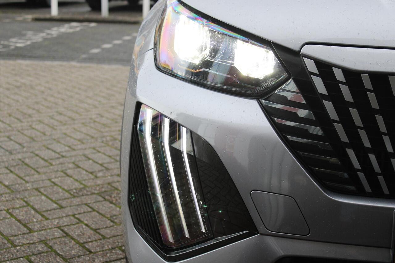 Peugeot 2008 1.2 100PK ALLURE | NAVIGATIE | APPLE CARPLAY/ANDROID AUTO | DAB RADIO | LED | PARKEERSENSOREN | ACHTERUIRIJCAMERA | DODEHOEKDETECTIE | 360° CAMERA | ADAPTIVE CRUISECONTROL | 3D-COCKPIT | ZWARTE DAKRAILS | 17" LICHTMETAAL |