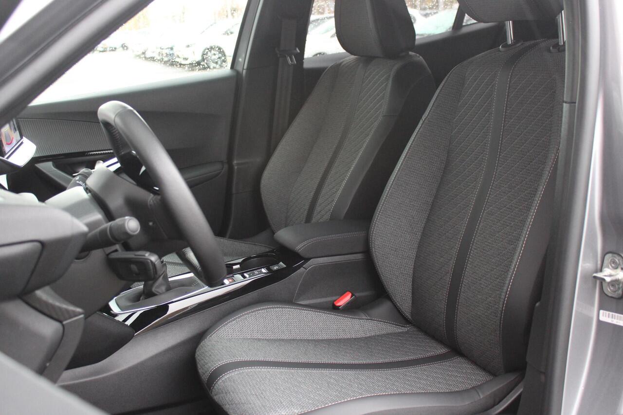 Peugeot 2008 1.2 100PK ALLURE | NAVIGATIE | APPLE CARPLAY/ANDROID AUTO | DAB RADIO | LED | PARKEERSENSOREN | ACHTERUIRIJCAMERA | DODEHOEKDETECTIE | 360° CAMERA | ADAPTIVE CRUISECONTROL | 3D-COCKPIT | ZWARTE DAKRAILS | 17" LICHTMETAAL |