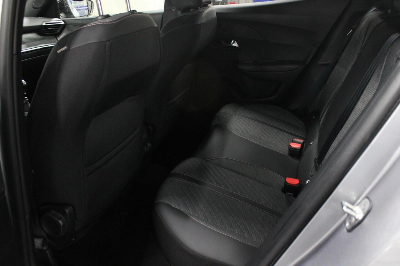 Peugeot 2008 1.2 100PK ALLURE | NAVIGATIE | APPLE CARPLAY/ANDROID AUTO | DAB RADIO | LED | PARKEERSENSOREN | ACHTERUIRIJCAMERA | DODEHOEKDETECTIE | 360° CAMERA | ADAPTIVE CRUISECONTROL | 3D-COCKPIT | ZWARTE DAKRAILS | 17" LICHTMETAAL |